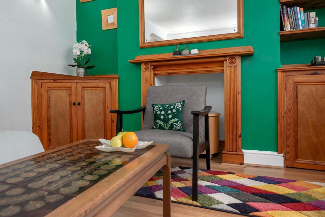 Apartment Fantastic 1 Bedroom With Private Patio London