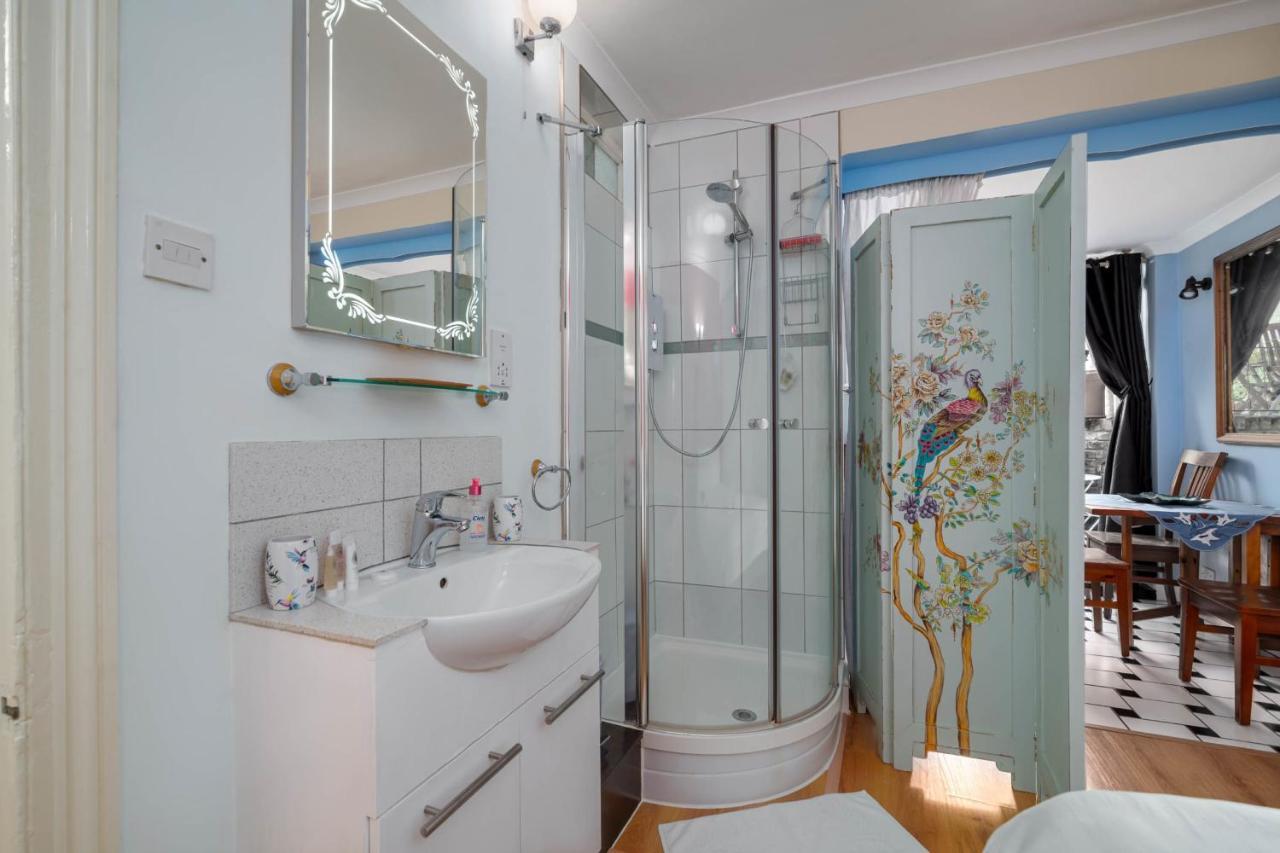 Fantastic 1 Bedroom With Private Patio London
