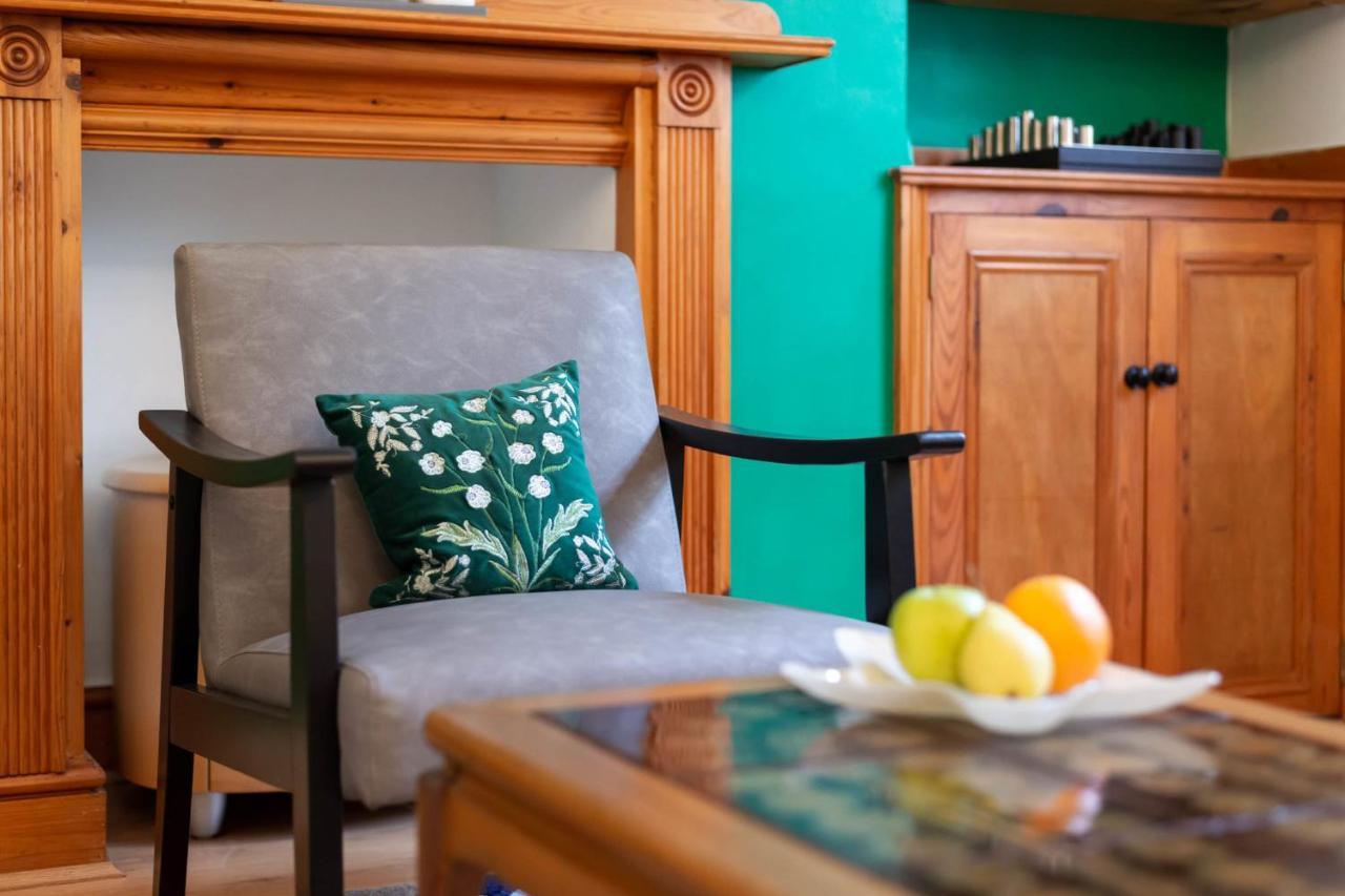 Fantastic 1 Bedroom With Private Patio London
