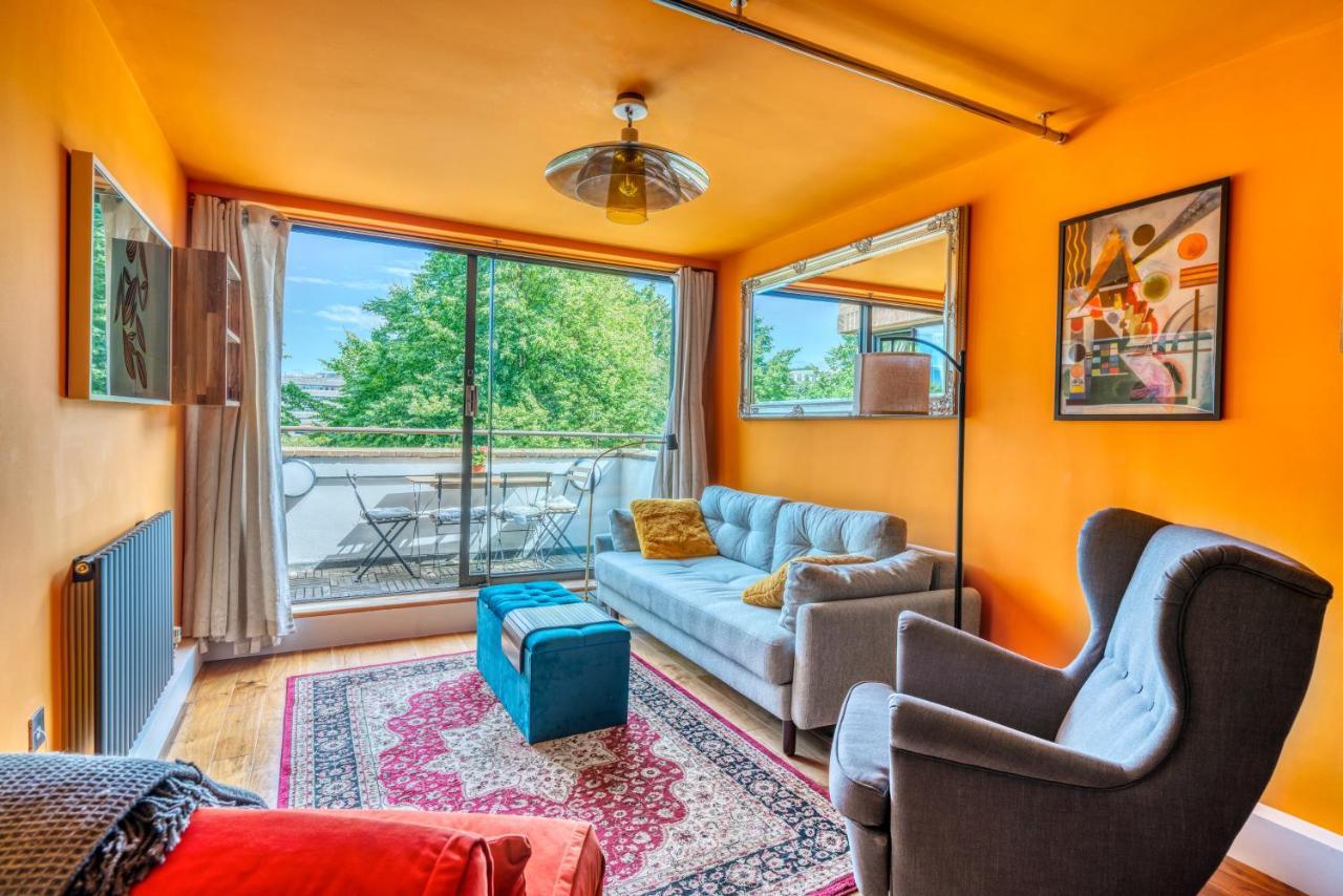 Altido 2-bed Flat W/ Thames View London