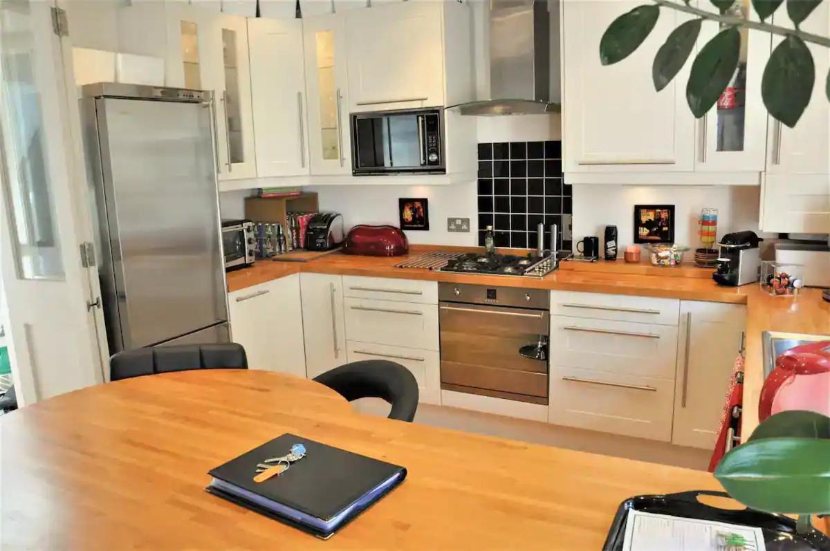 Sunny 2 Bedroom, 2 Bathroom Apartment In Central London *