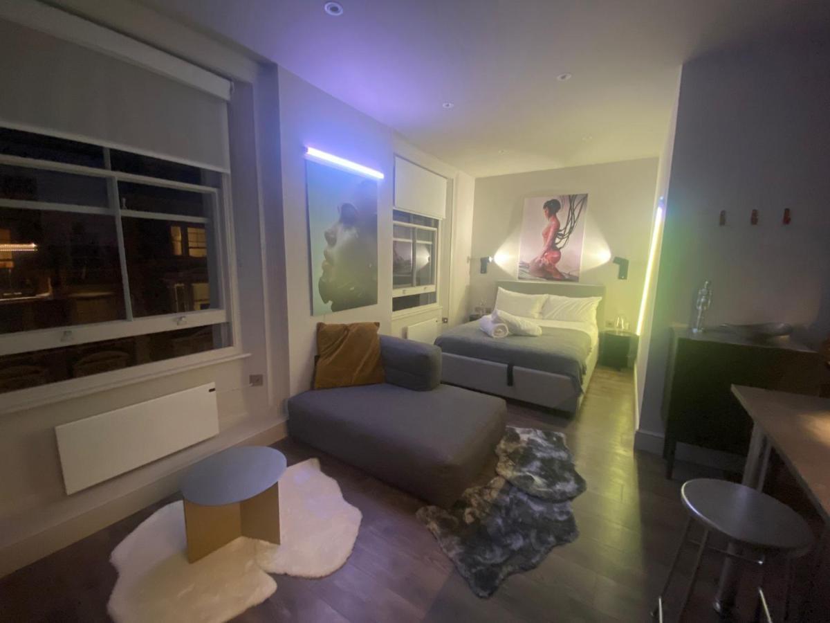 Apartamento New Luxury Cyberpunk 1bed Studio Serviced Notting Hill Free Wifi & Netflix Location Perfect For Solo & Coupled Guests Londres