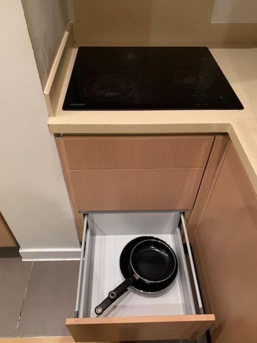 Stunning 2 Bed Flat! Centrally Located In London, Uk! *