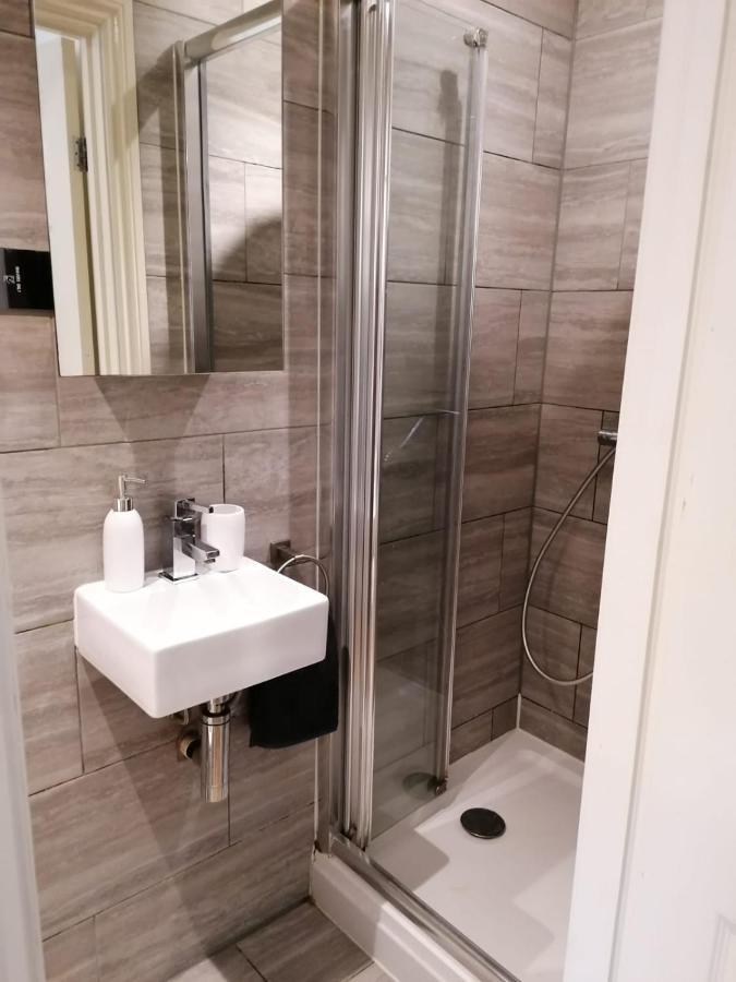 6 Bed House 3 Bathrooms Good Transport Links To London, Free Parking London