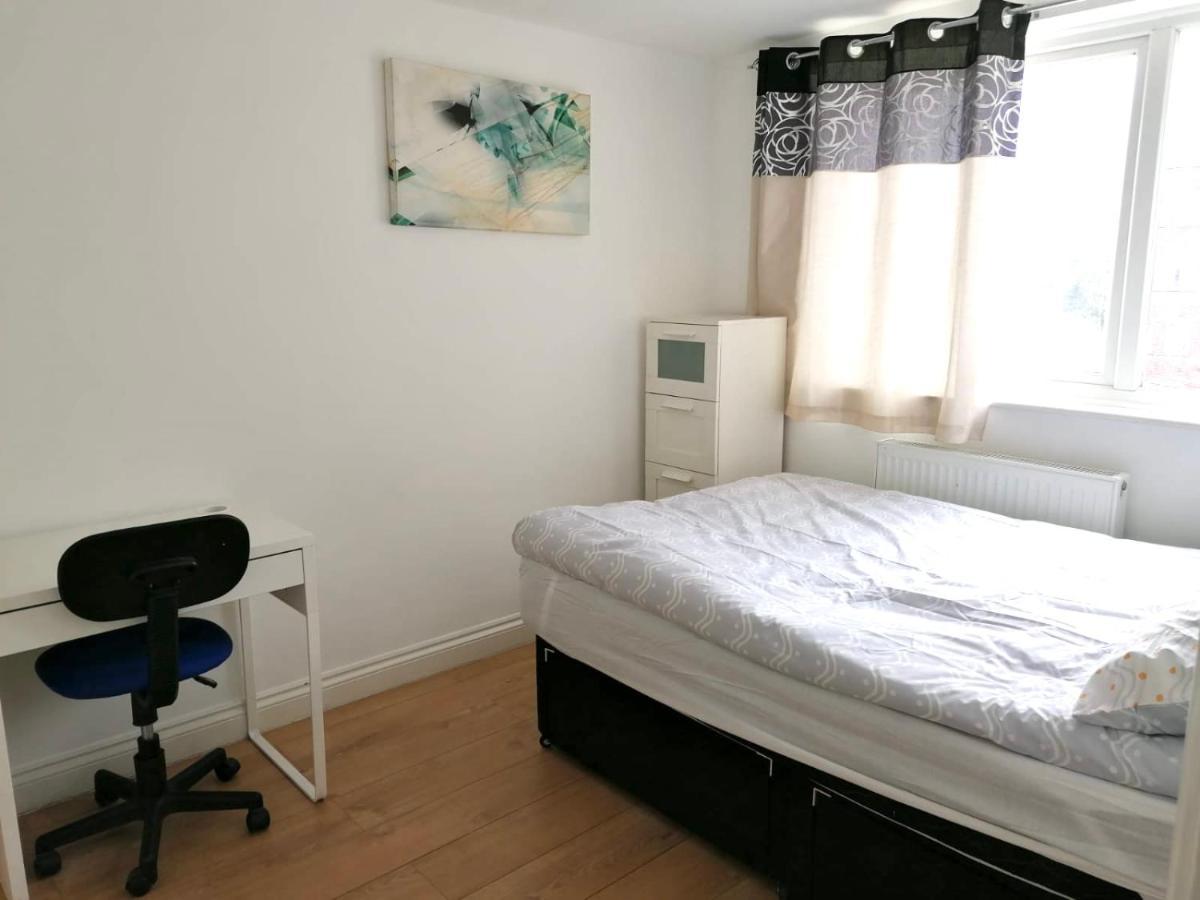 6 Bed House 3 Bathrooms Good Transport Links To London, Free Parking * London