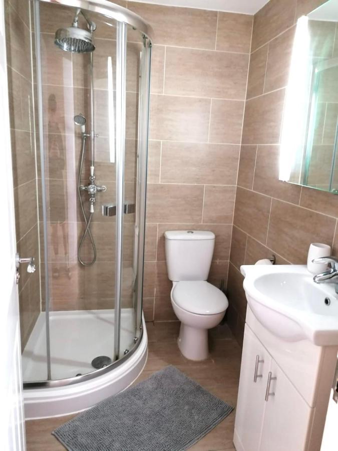 6 Bed House 3 Bathrooms Good Transport Links To London, Free Parking London