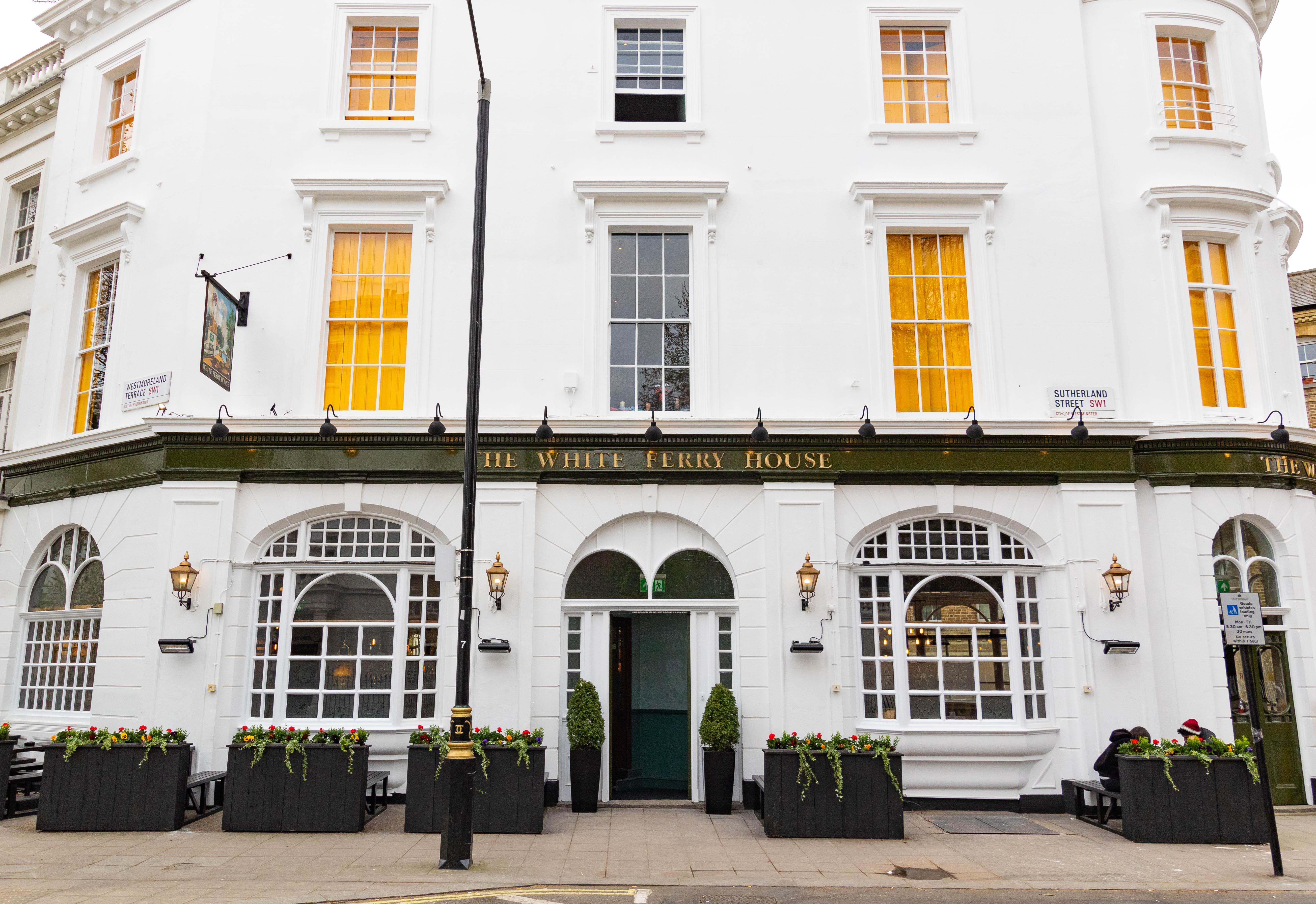 Publove @ The White Ferry, Victoria Hostel Londen