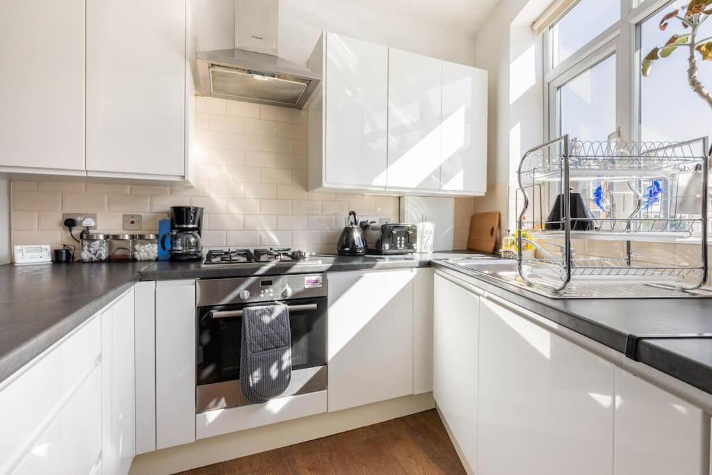 Spacious 2 Bed 2 Bath With Free Parking For 2 Cars And Underground Station Zone 2 For Quick Access To Up To 10 Guests Appartement Londres