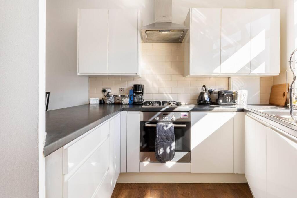 Appartement Spacious 2 Bed 2 Bath With Free Parking For 2 Cars And Underground Station Zone 2 For Quick Access To Up To 10 Guests