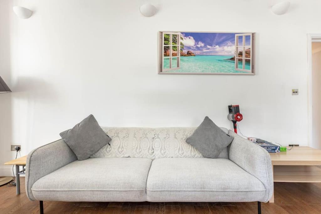 Appartement Spacious 2 Bed 2 Bath With Free Parking For 2 Cars And Underground Station Zone 2 For Quick Access To Up To 10 Guests Londres