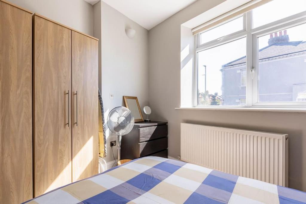 Spacious 2 Bed 2 Bath With Free Parking For 2 Cars And Underground Station Zone 2 For Quick Access To Up To 10 Guests Londres