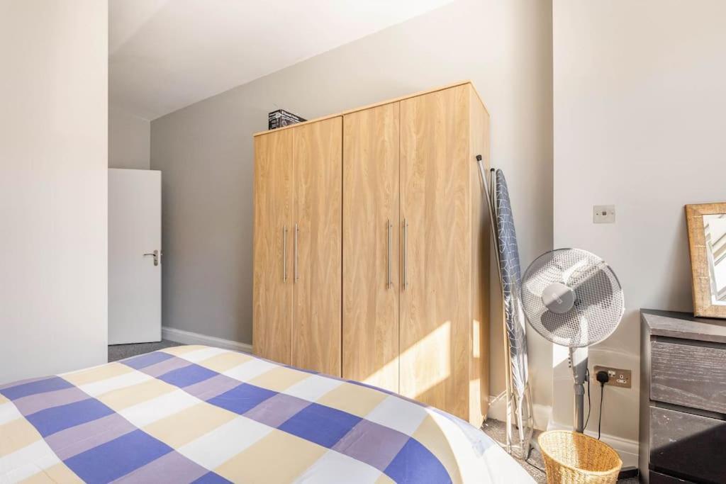 Spacious 2 Bed 2 Bath With Free Parking For 2 Cars And Underground Station Zone 2 For Quick Access To Up To 10 Guests