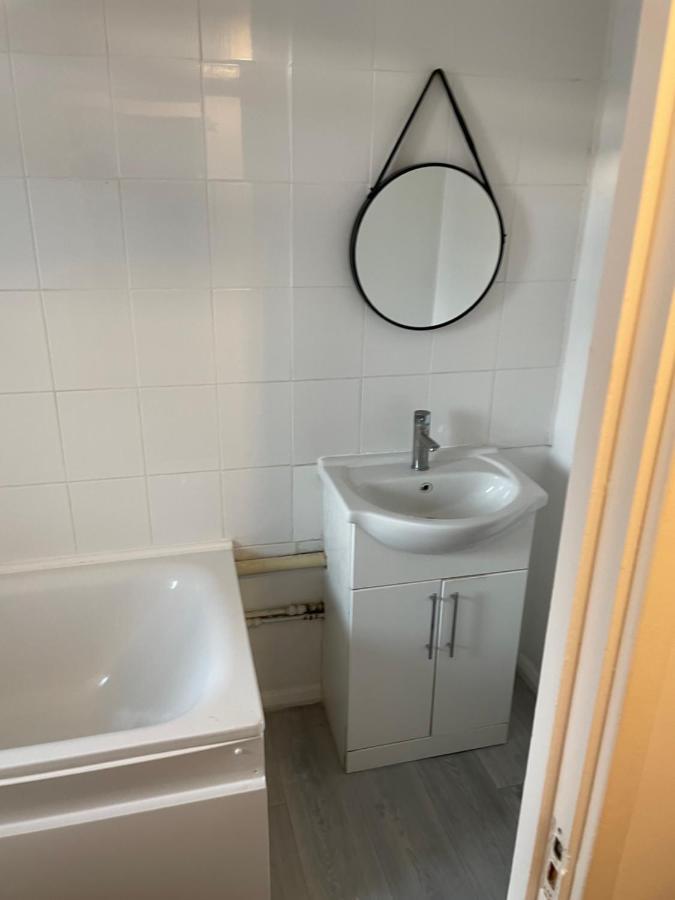 One Bedroom Flat Near Vauxhall Train Station * Londen