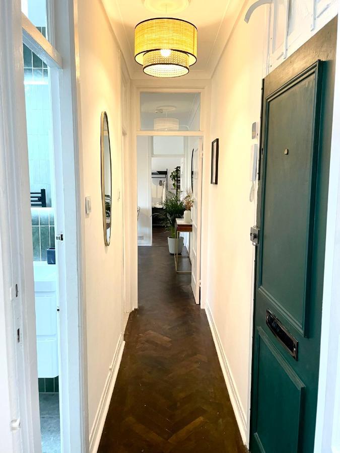 Newly Refurbished 2 Bedroom In South Apartment *