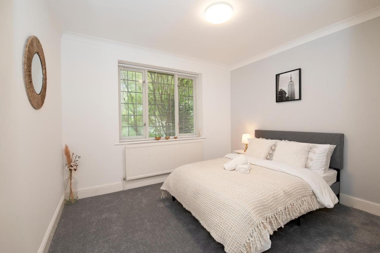 Excellent, Three Bedroom North With Free Parking Appartement *