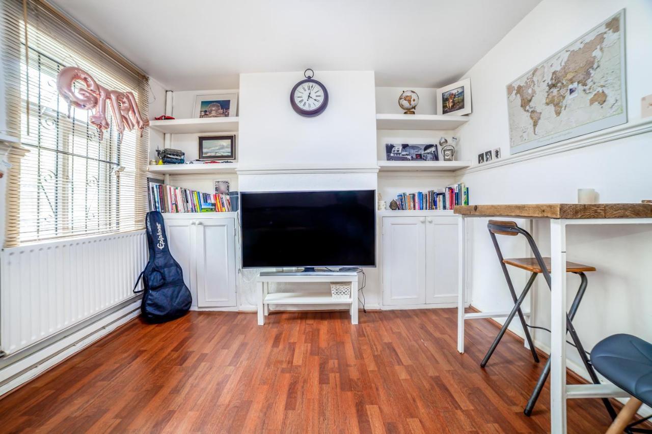 2 Story On The Ground Floor At Clapham North