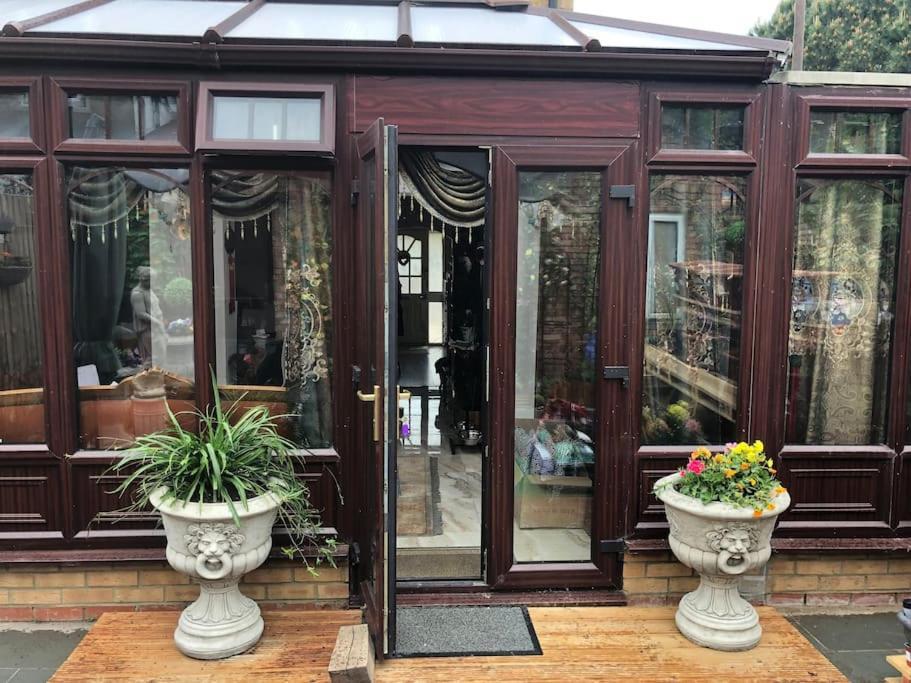 Holiday home Cheerful 4 Bedroom House With Garden Free Parking