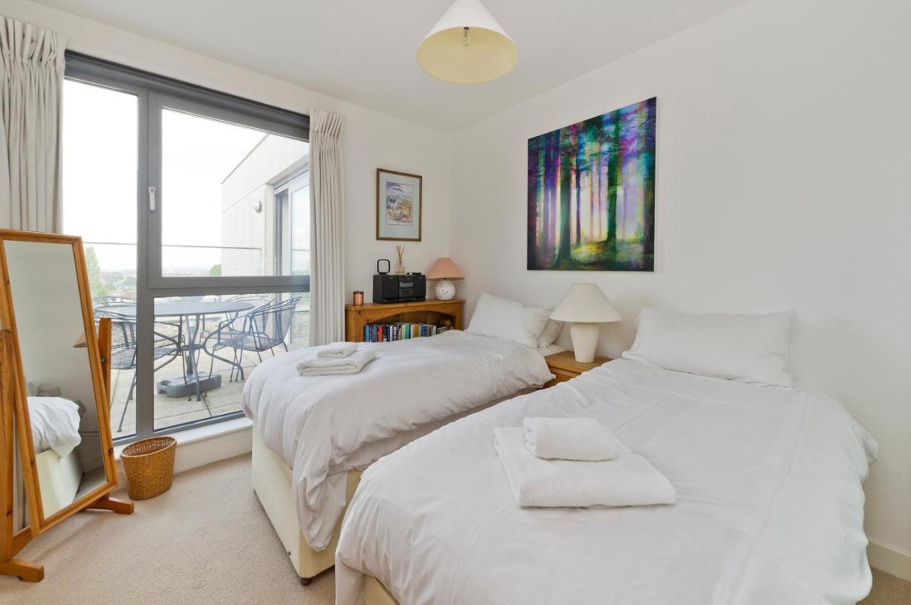 Superb With Terrace Near The River In Putney By Underthedoormat