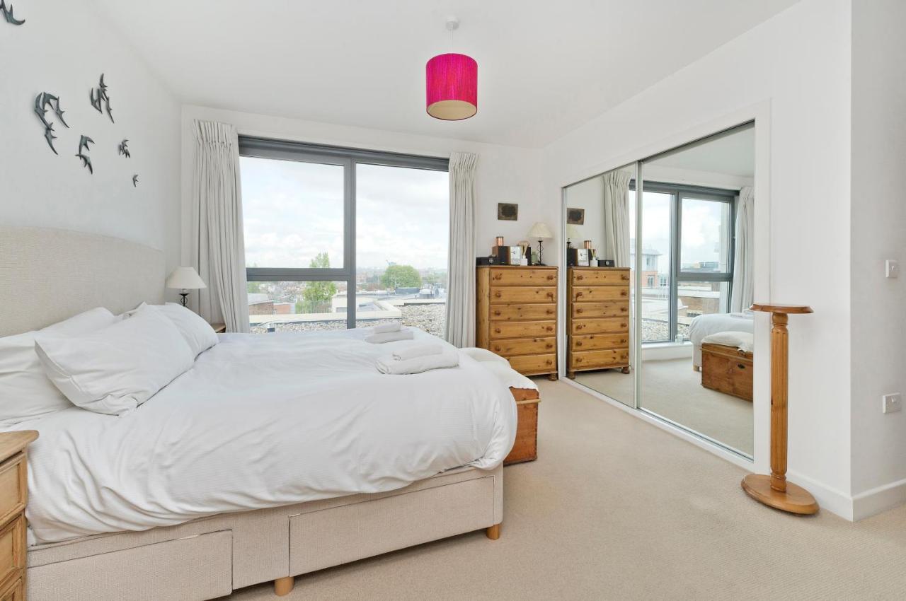 Superb With Terrace Near The River In Putney By Underthedoormat Londres