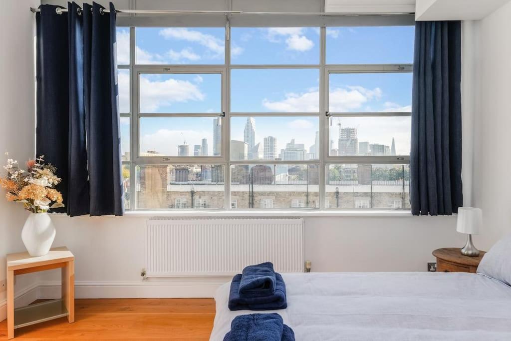 Stylish 2 Bed Flat In Canal Side Gated Development * London