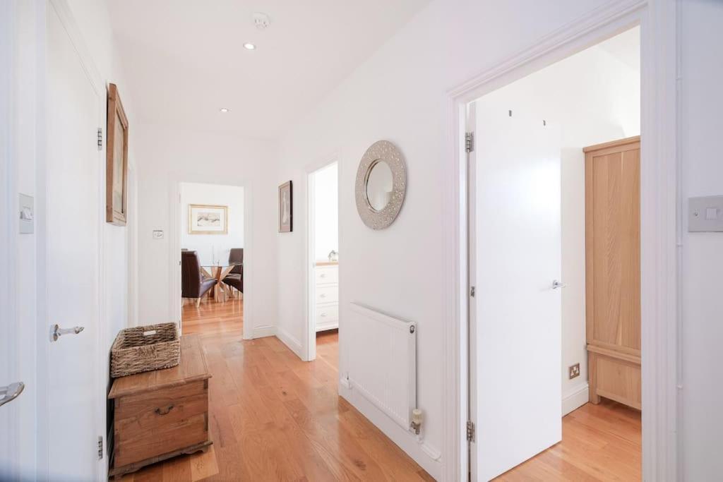Stylish 2 Bed Flat In Canal Side Gated Development *