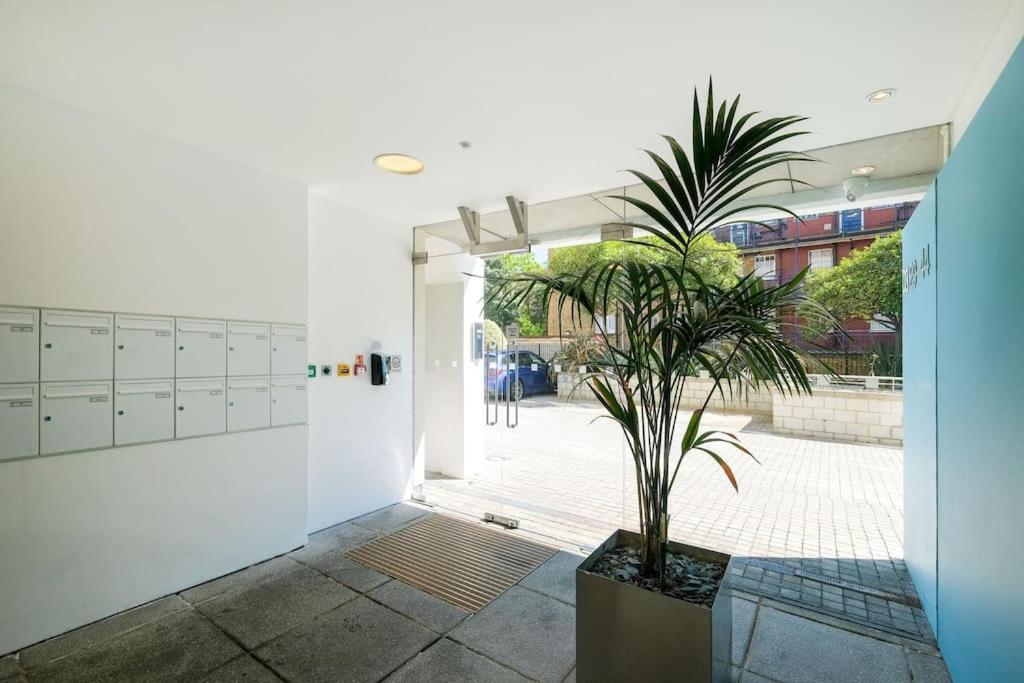 Stylish 2 Bed Flat In Canal Side Gated Development Apartment