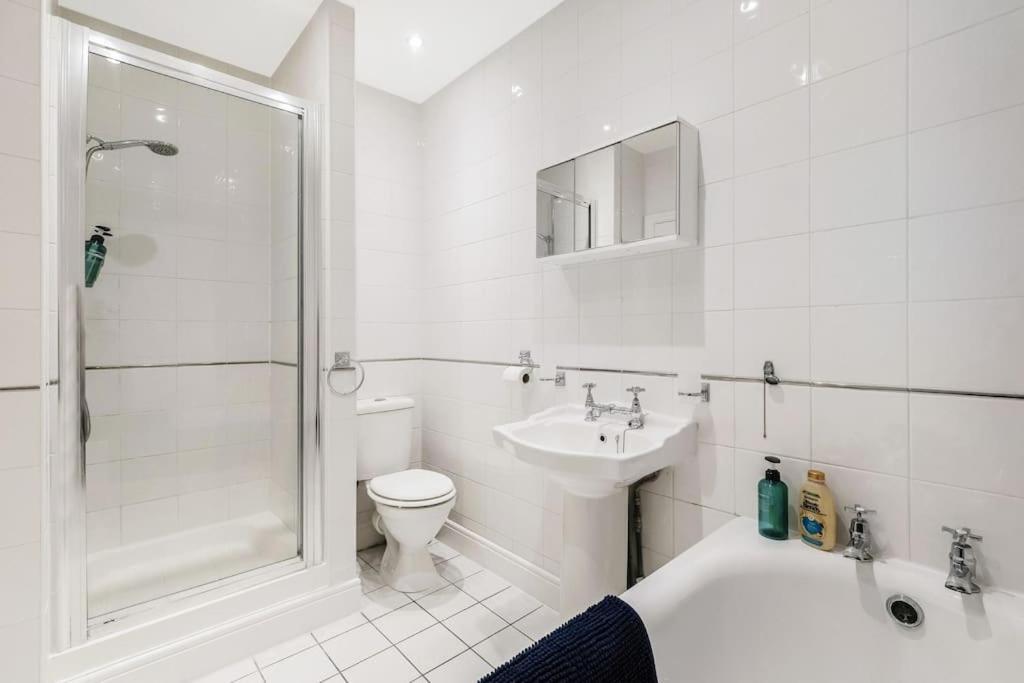 Stylish 2 Bed Flat In Canal Side Gated Development