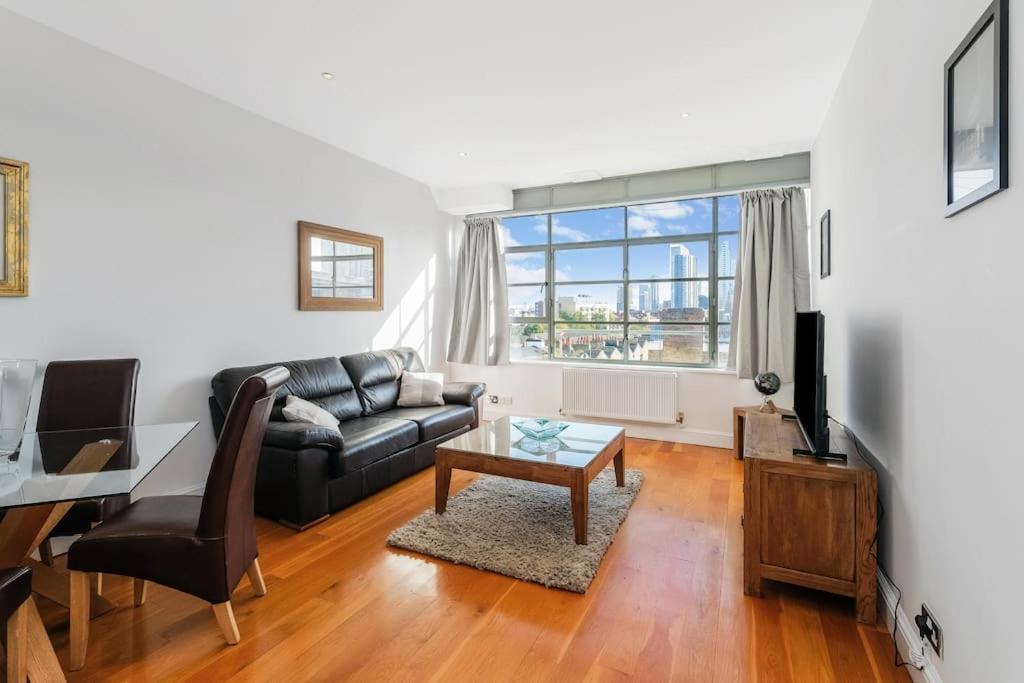 Apartment Stylish 2 Bed Flat In Canal Side Gated Development