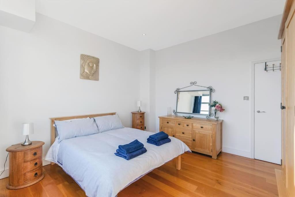 Stylish 2 Bed Flat In Canal Side Gated Development Appartement Londres