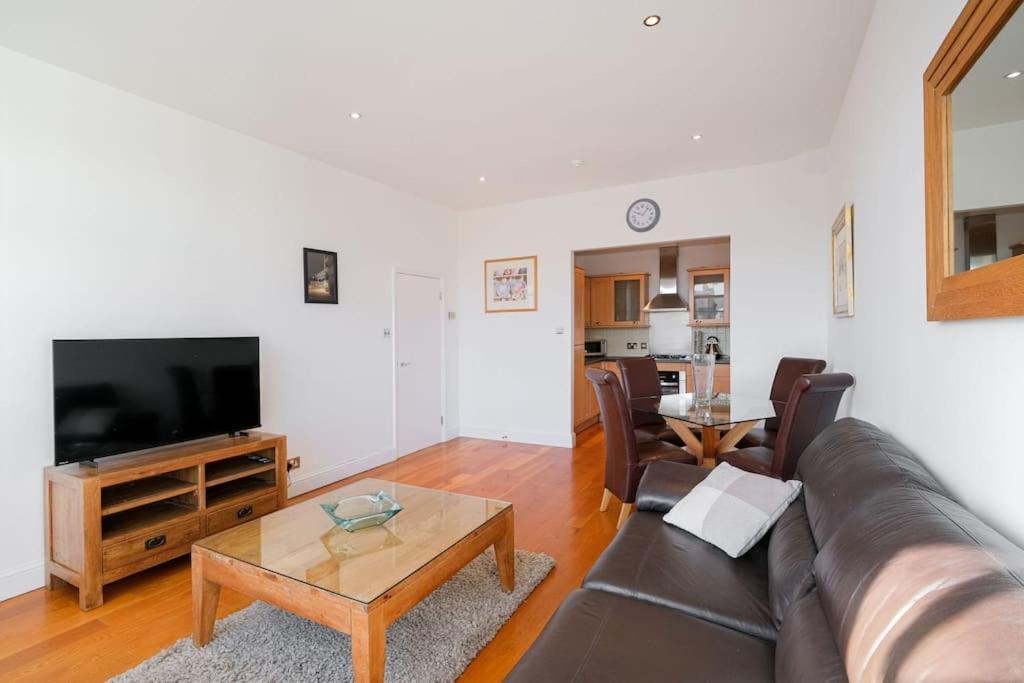 Apartment Stylish 2 Bed Flat In Canal Side Gated Development London