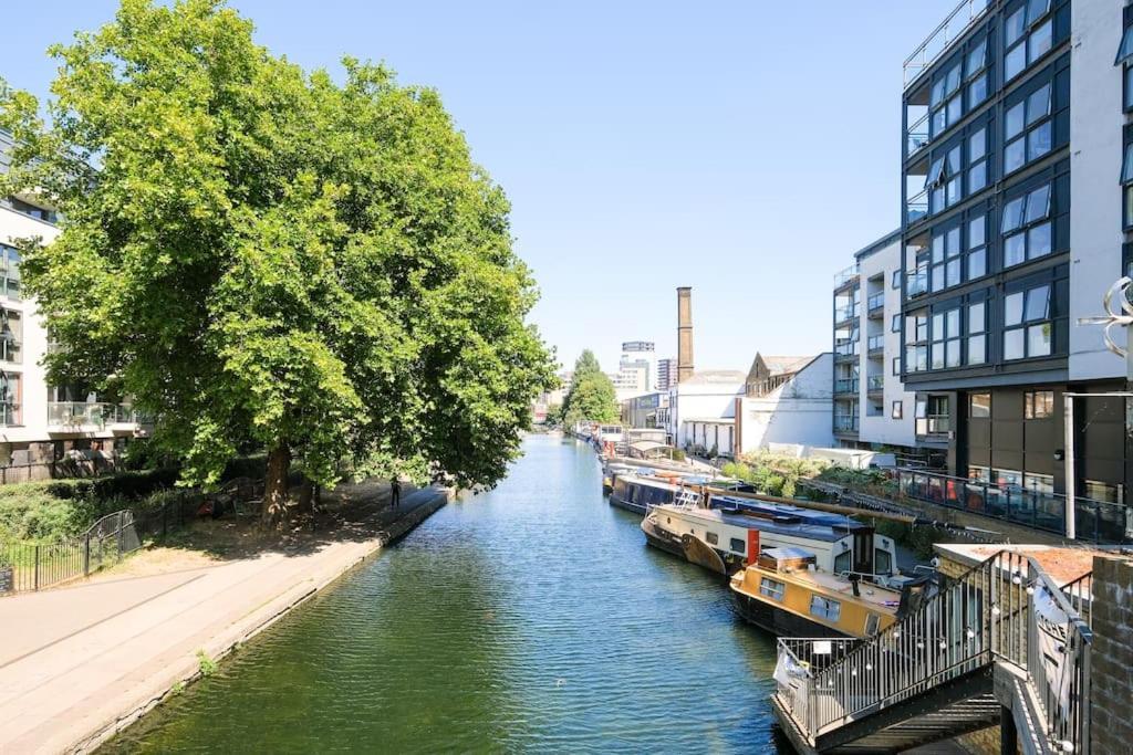 Stylish 2 Bed Flat In Canal Side Gated Development London