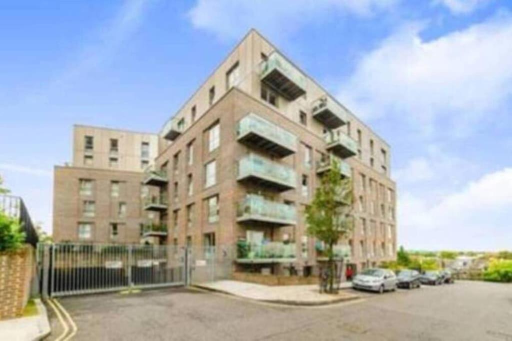 Luxury 2 Bedroom In With Free Parking Apartment *