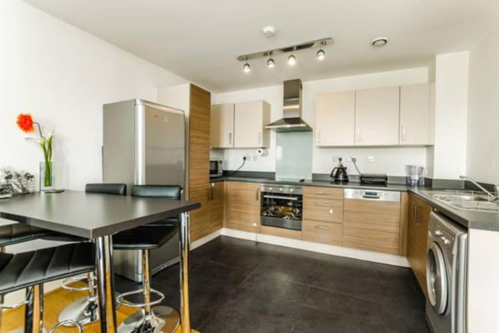 Luxury 2 Bedroom In With Free Parking *