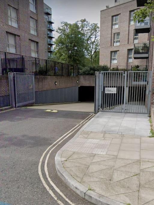 Apartment Luxury 2 Bedroom In With Free Parking London