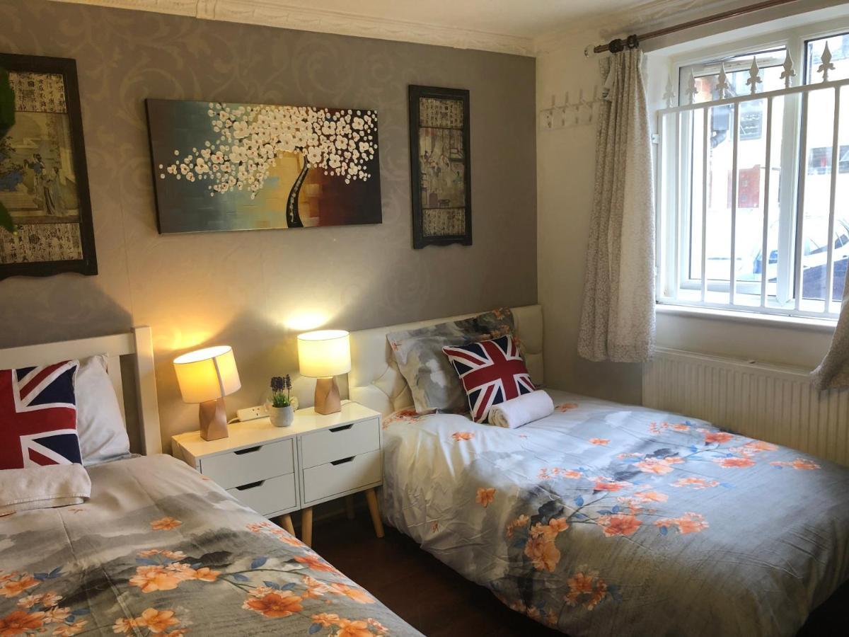 Holiday home Cheerful 4 Bedroom House With Garden Free Parking *