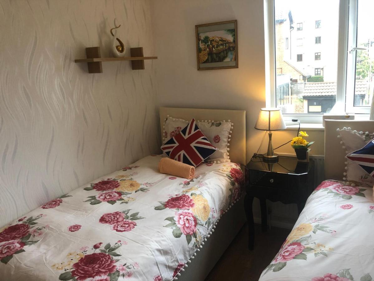 Cheerful 4 Bedroom House With Garden Free Parking Holiday home