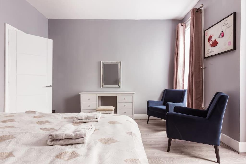 4 Bedroom House, 2 Min Walk From Station Holiday home London