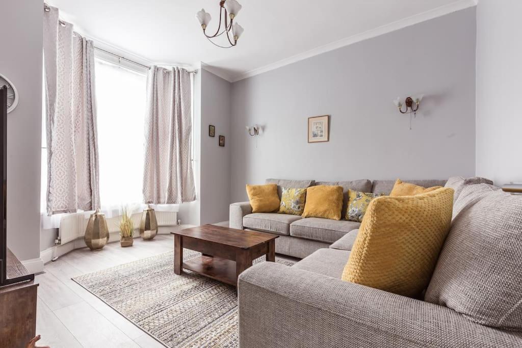 4 Bedroom House, 2 Min Walk From Station *