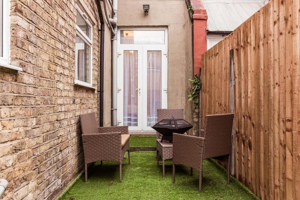 4 Bedroom House, 2 Min Walk From Station Holiday home