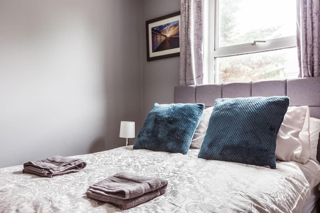Holiday home 4 Bedroom House, 2 Min Walk From Station
