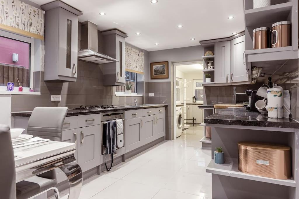 4 Bedroom House, 2 Min Walk From Station Holiday home London