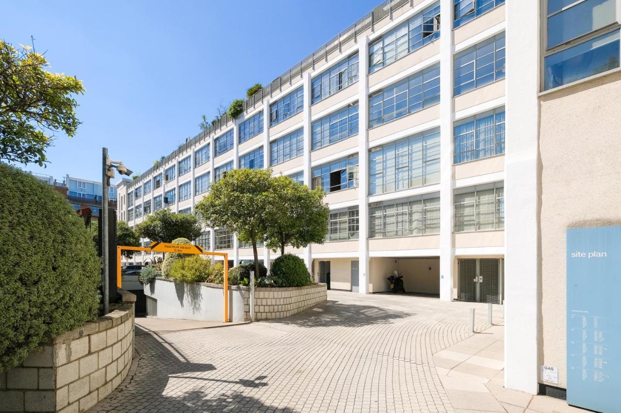 Stylish 2 Bed Flat In Canal Side Gated Development Apartment