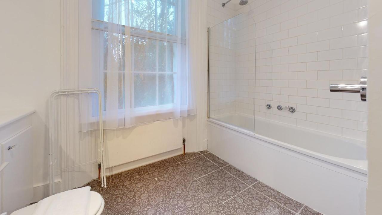 Camden Reach - Engels 2 Bedroom Apartment