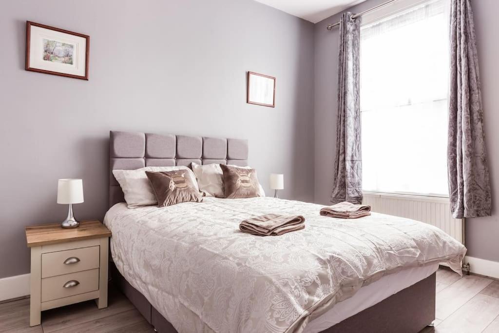 Holiday home 4 Bedroom House, 2 Min Walk From Station London