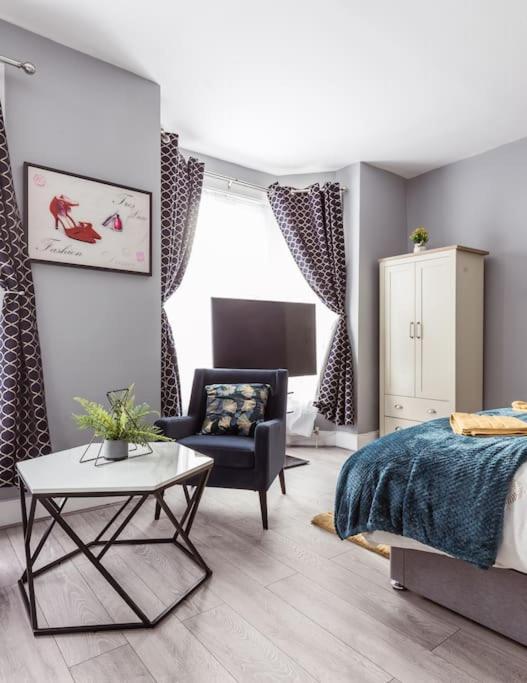 4 Bedroom House, 2 Min Walk From Station Holiday home London