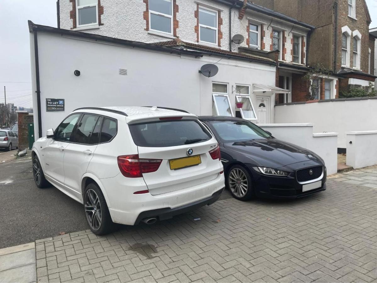 Spacious 2 Bed 2 Bath With Free Parking For 2 Cars And Underground Station Zone 2 For Quick Access To Up To 10 Guests Appartement Londres