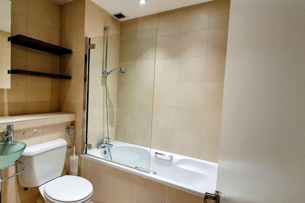 Beautiful Centrally Located Spacious Penthouse Flat. Apartamento