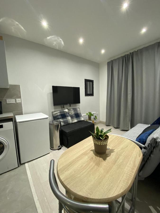 424 Edgwar Road Apartment *