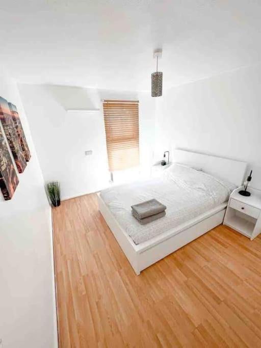 Spacious Two Bedroom Flat * Londen