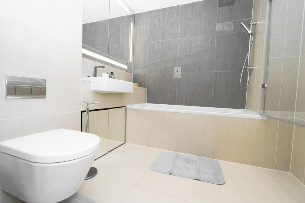 Modern 1-bed Aldgate East Apartment *